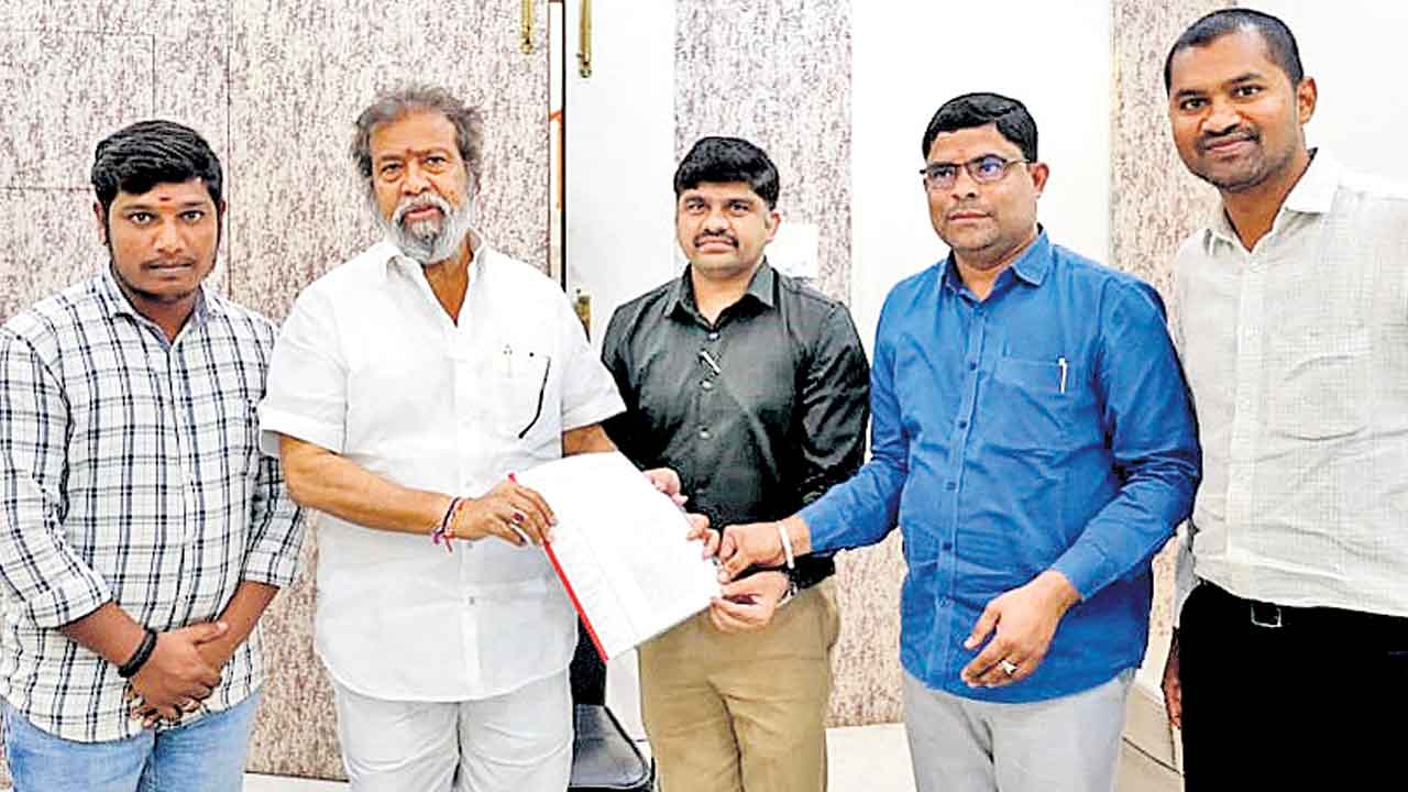 ‘హెల్త్‌ కేర్‌’ వారికి ఉద్యోగాలు కల్పించండి