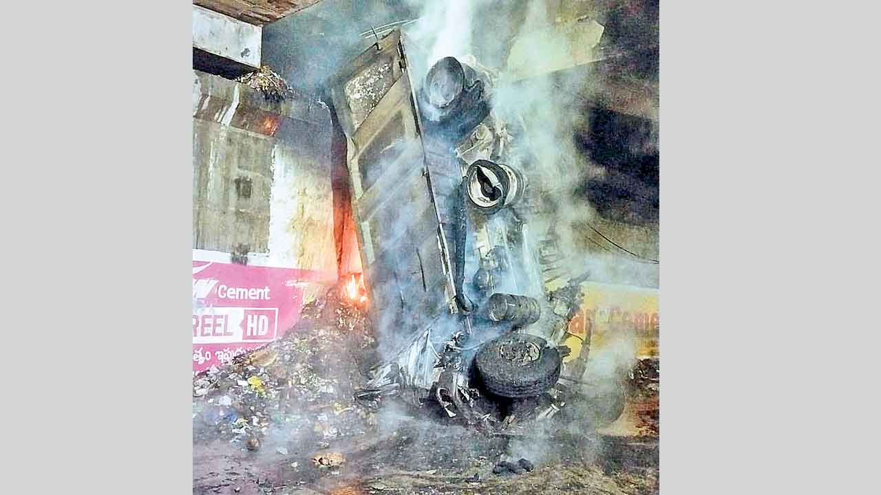 ఓఆర్‌ఆర్‌ పై నుంచి పడిన టిప్పర్‌