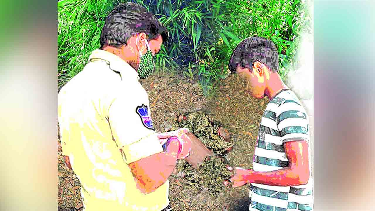 పోలీస్ వారి దొంగ బుద్ది..!
