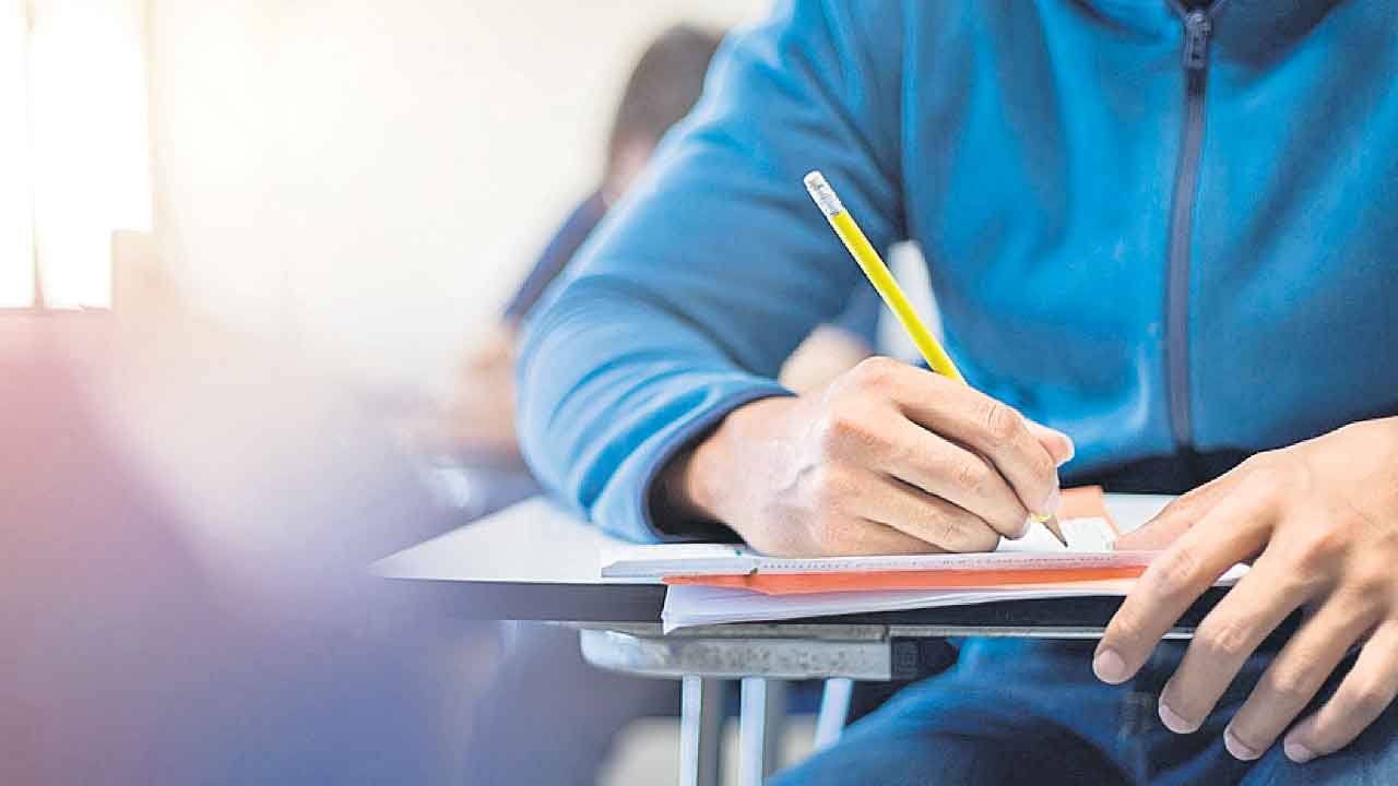 Group-2 Exams | రేపటి నుంచి గ్రూప్‌ – 2 పరీక్షలు.. బస్సుల సమాచారం కోసం ప్రత్యేక కాల్‌ సెంటర్లు