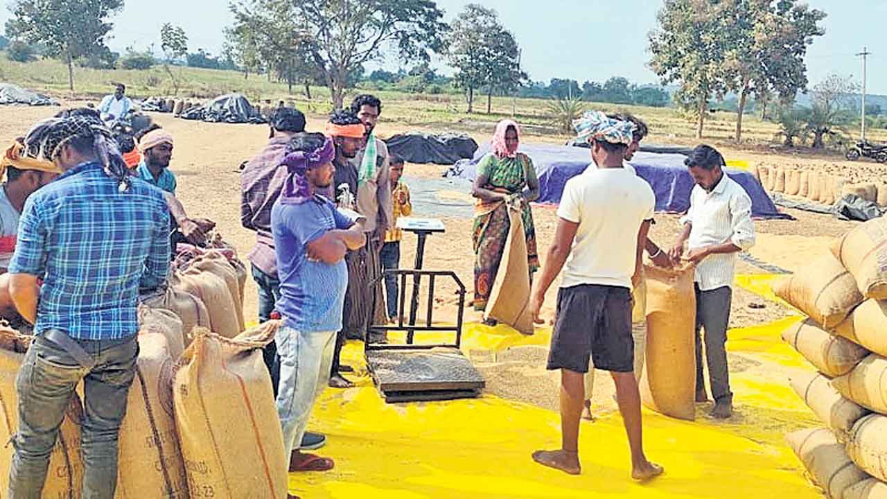 ప్రైవేట్‌కు ధాన్యం.. కొనుగోలు కేంద్రాల్లో అంతంత మాత్రంగానే విక్రయం