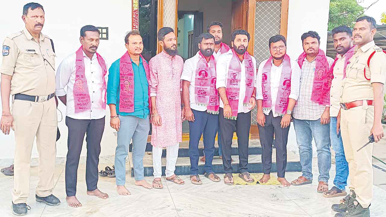 మంత్రి సీతక్క పర్యటనలో బీఆర్‌ఎస్వీ నాయకుల నిర్బంధం