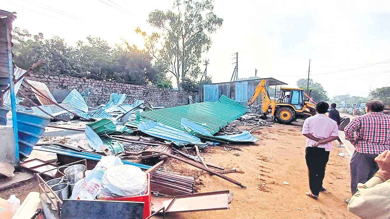 కూల్చివేతలతో ఉద్రిక్తత