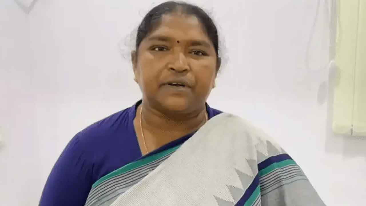 కేంద్రం దివ్యాంగుల పింఛన్‌ పెంచాలి.. మంత్రి సీతక్క డిమాండ్‌