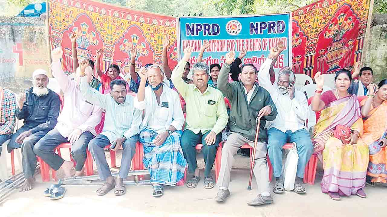 పింఛన్‌ పెంచాలని దివ్యాంగుల ధర్నా