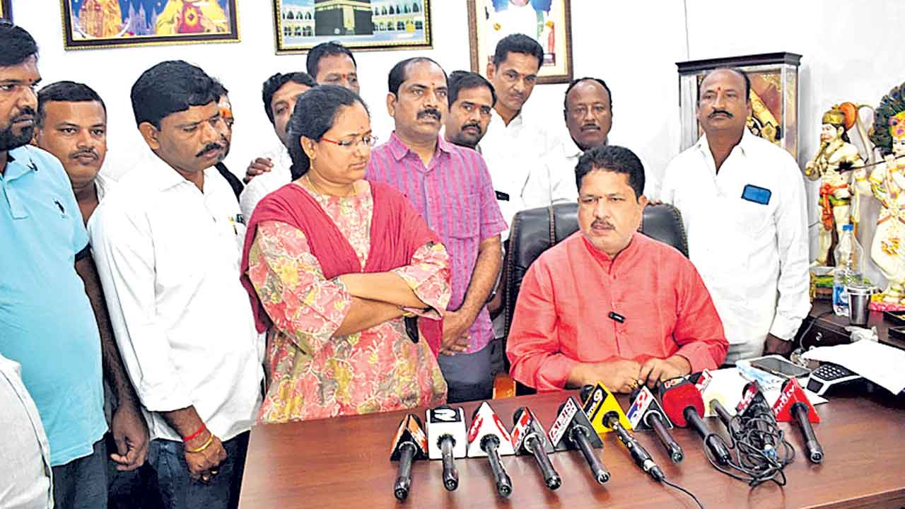 షాద్‌నగర్‌ ఎమ్మెల్యే క్షమాపణ చెప్పాలి