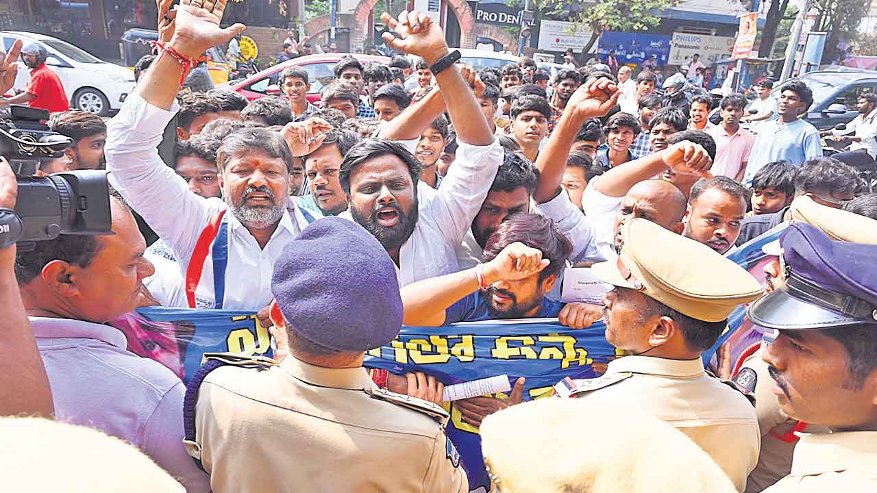 Arrests | మంత్రుల నివాసాల ముట్టడి ఉద్రిక్తం.. బీసీ నేతలను అరెస్టు చేసిన పోలీసులు..