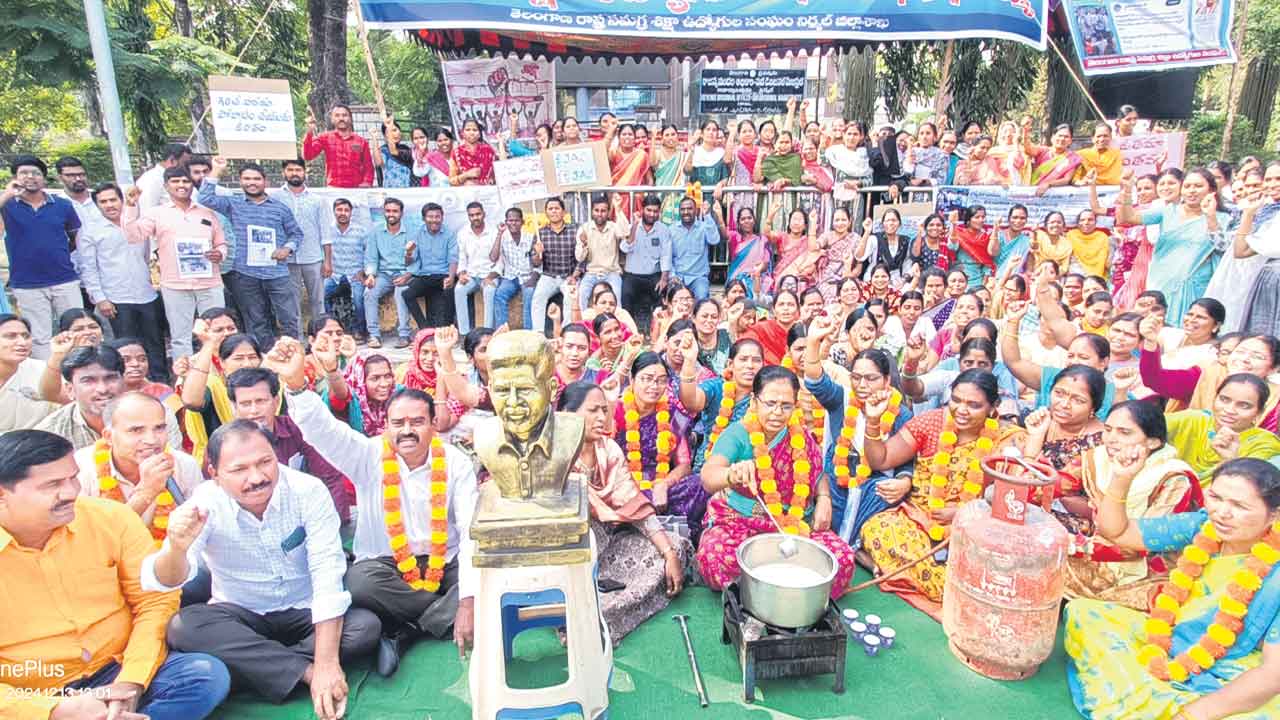 చాయ్ చేసి..సీఎం విగ్రహానికి తాగించి