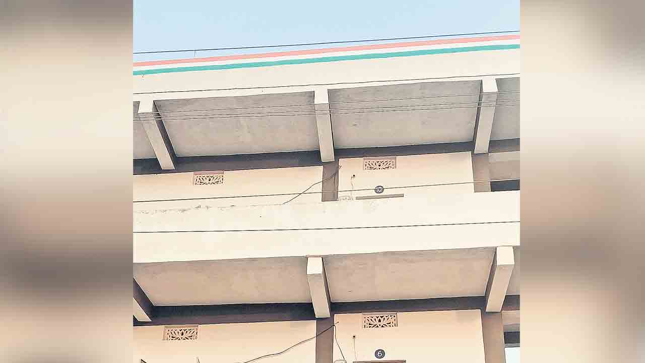 Double Bedroom Houses | కేసీఆర్‌ ఇండ్లకు కాంగ్రెస్‌ రంగులు.. ‘డబుల్‌’ ఇండ్లకు ‘మూడు’ కలర్లు