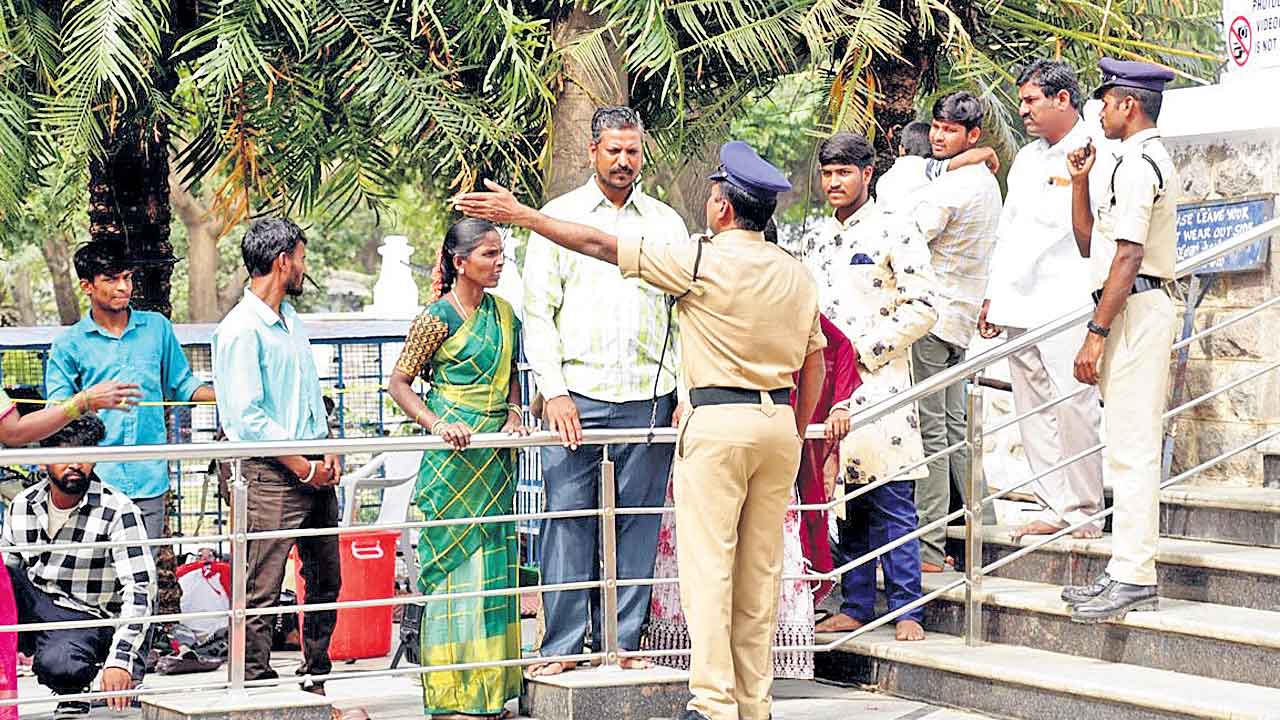 ముఖ్యమంత్రి కోసం దర్శనానికి 3 గంటలపాటు బ్రేక్‌