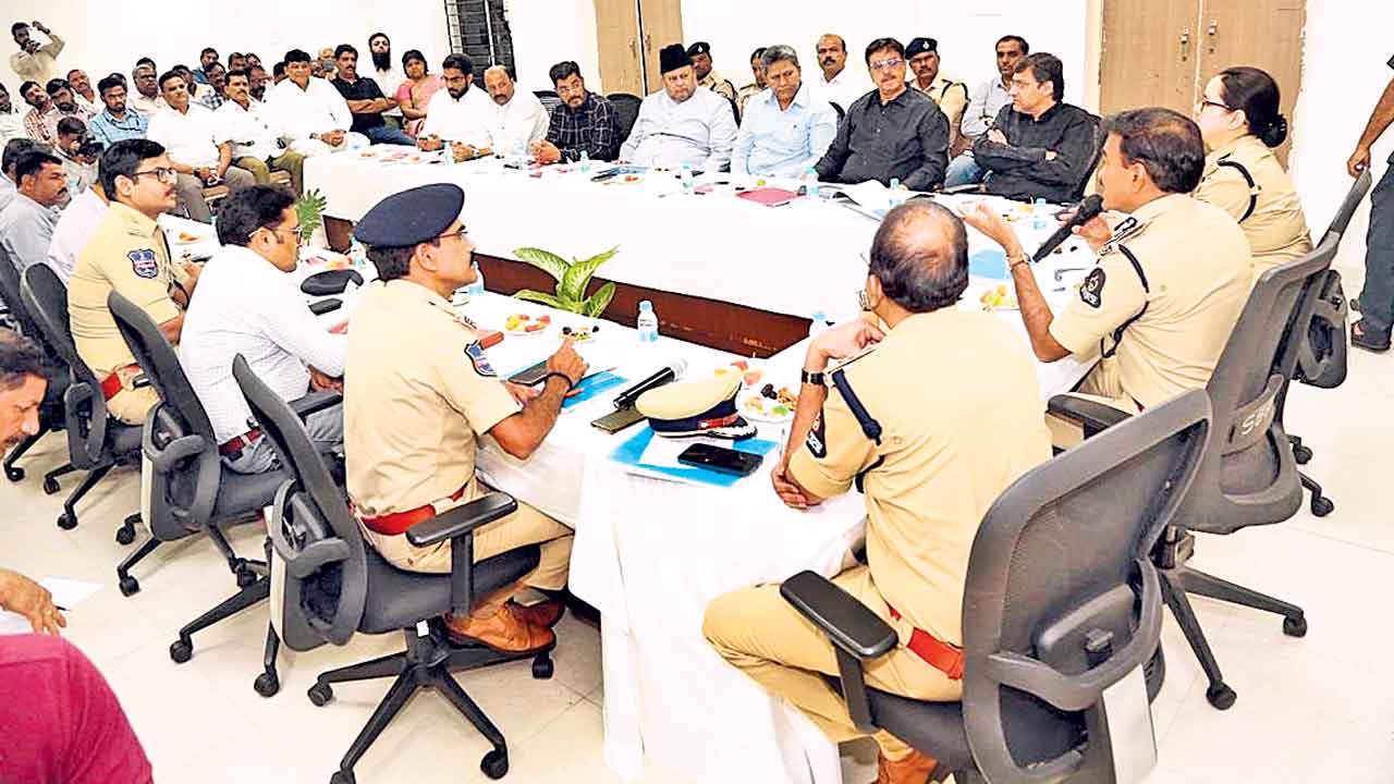 ఆక్రమణల తొలగింపునకు సహకరించాలి