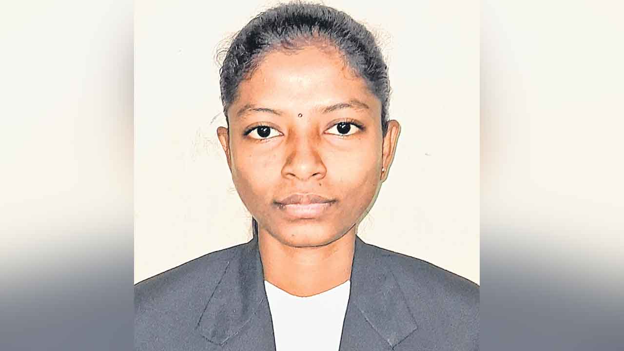 Gayatri | సివిల్‌ జడ్జిగా ఎంపికైన హమాలీ బిడ్డ..