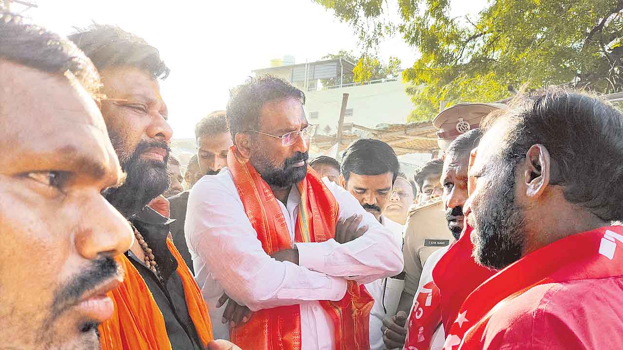 మక్తల్‌ ఎమ్మెల్యే అడ్డగింత