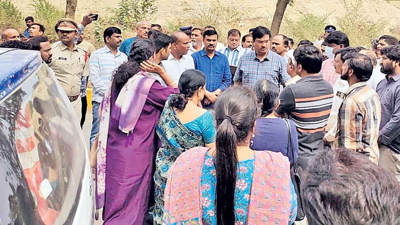 మూసీలో పోసిన మట్టిని వెంటనే తొలగించాలి