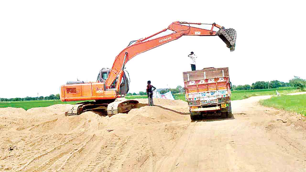 మూసేసినా..అగని అక్రమ రవాణా