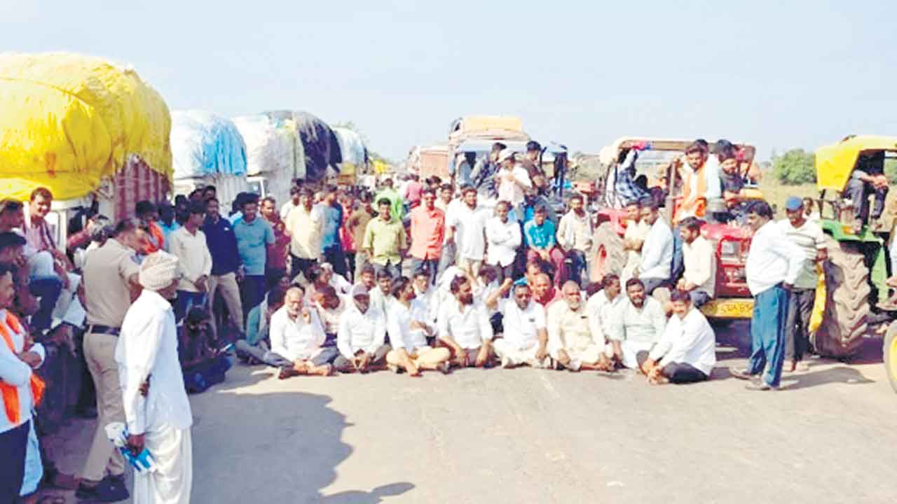 రోడ్డెక్కిన రైతులు