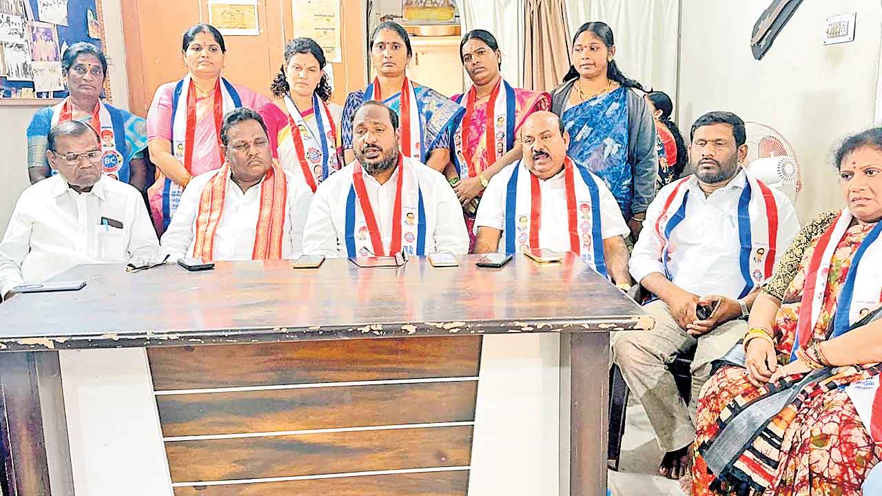 బీసీ రిజర్వేషన్లపై ప్రభుత్వం స్పష్టతనివ్వాలి