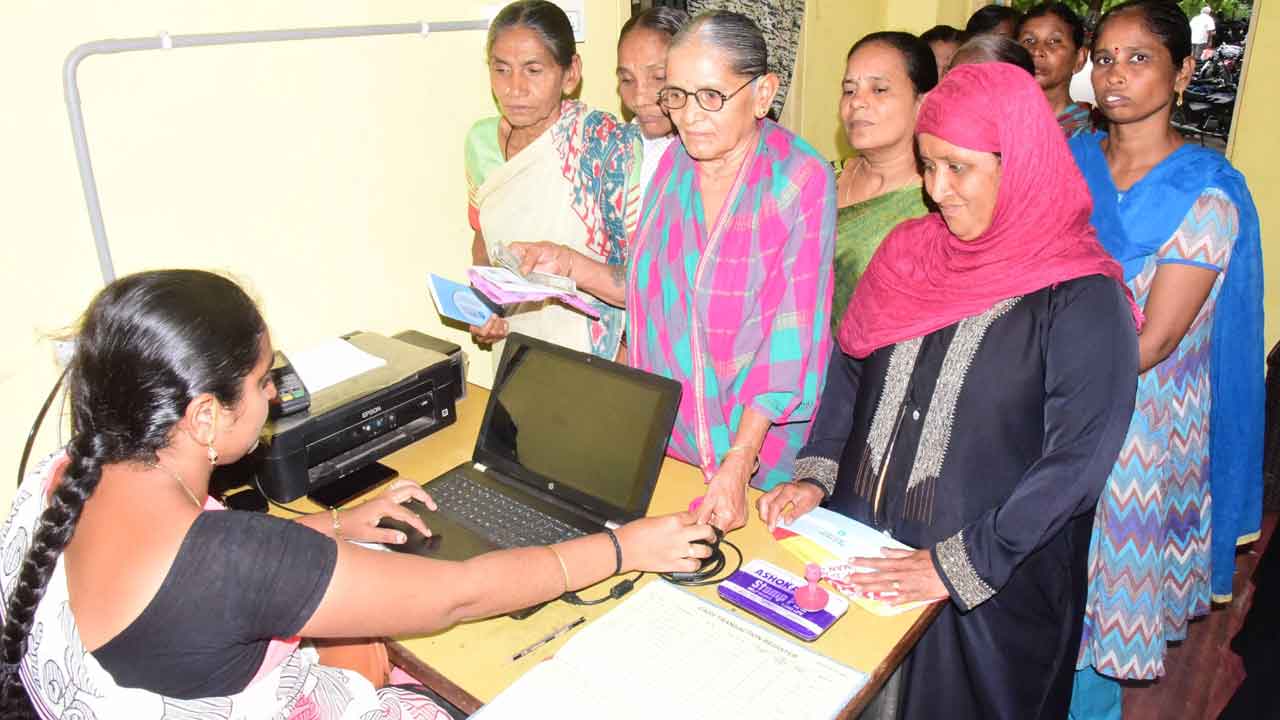 చేయూతకు చెయ్యి!