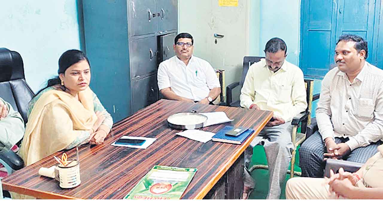 వార్డెన్‌ బదిలీ.. వంట నిర్వాహకుల తొలగింపు