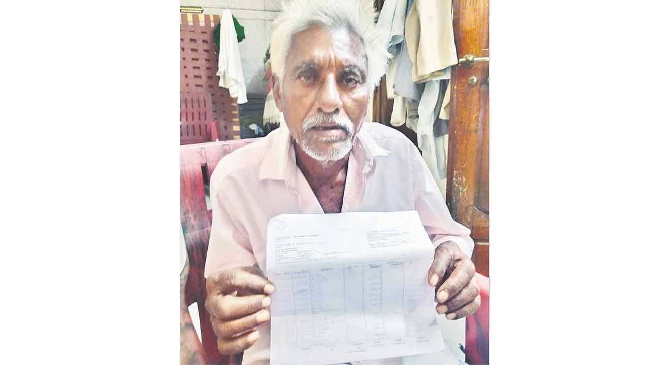 రూ.50 వేలు కాజేసిన బ్యాంకు సిబ్బంది