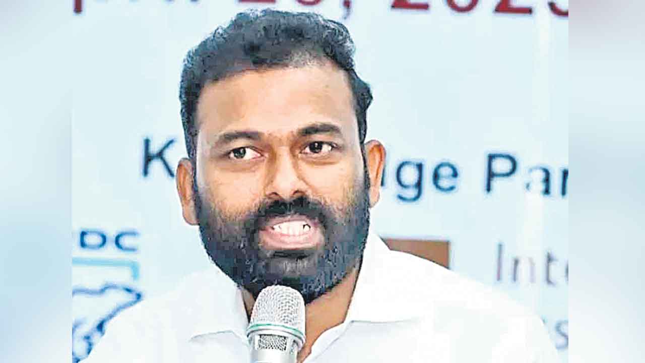 ఫేక్‌ వీడియోలు పెట్టే వారిపై చర్యలు తీసుకోవాలి