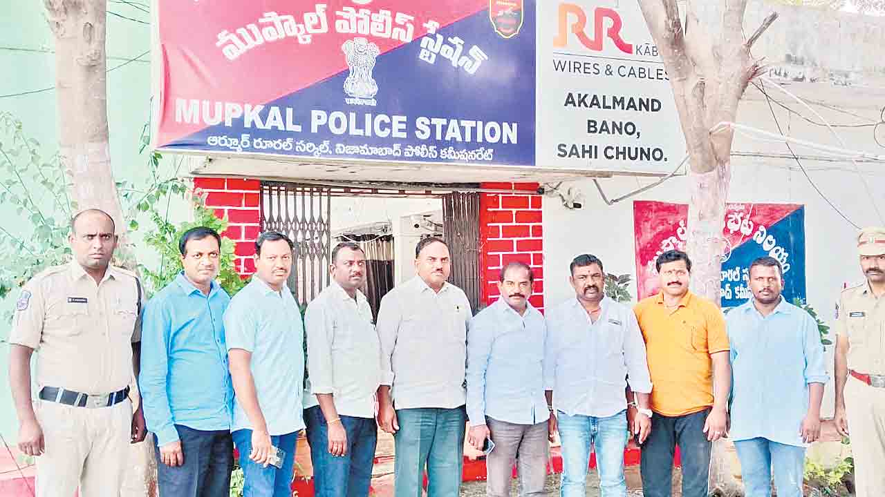 బీఆర్‌ఎస్‌ నేతల అక్రమ నిర్బంధం