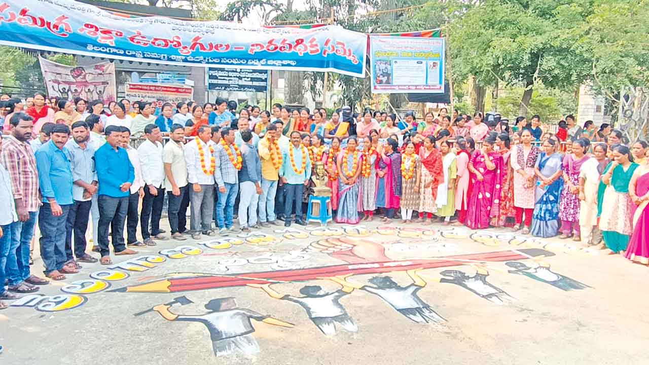 కొనసాగుతున్న ఎస్‌ఎస్‌ఏ ఉద్యోగుల నిరసన