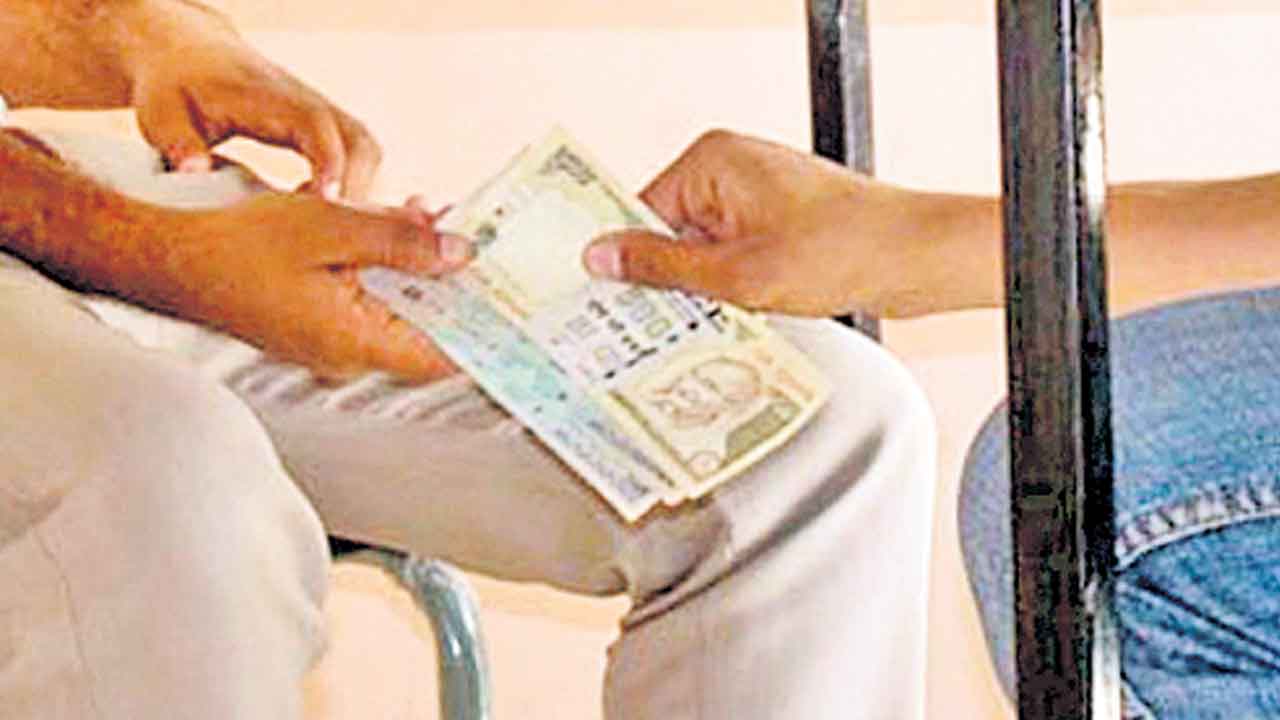 ఏసీబీ వలలో 170 మంది అధికారులు