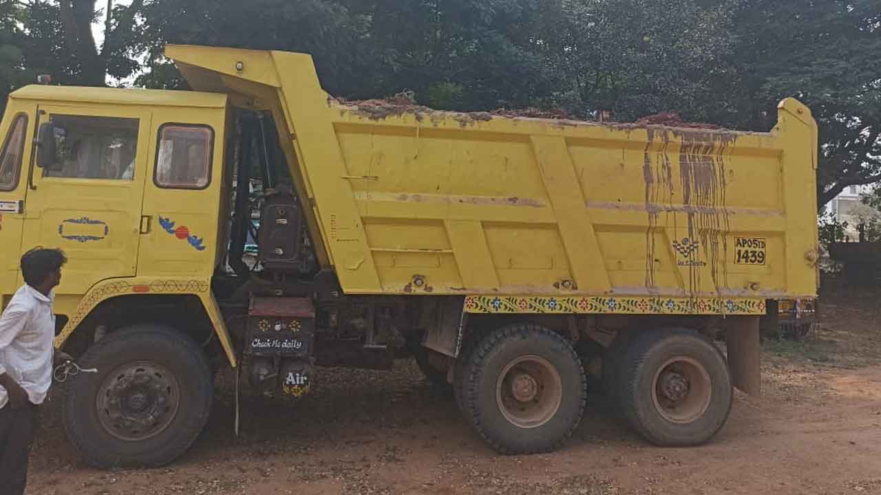 మట్టిని తోడేస్తున్నారు..