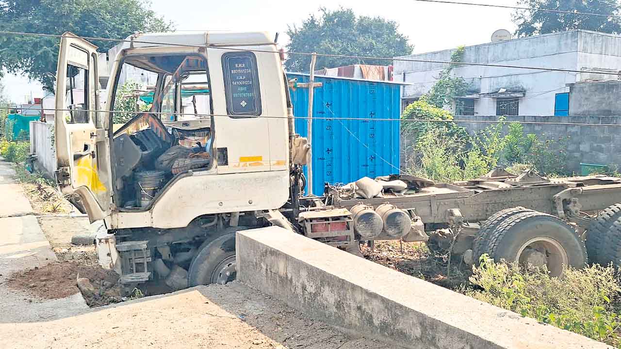 గ్రానైట్‌ లారీ బీభత్సం