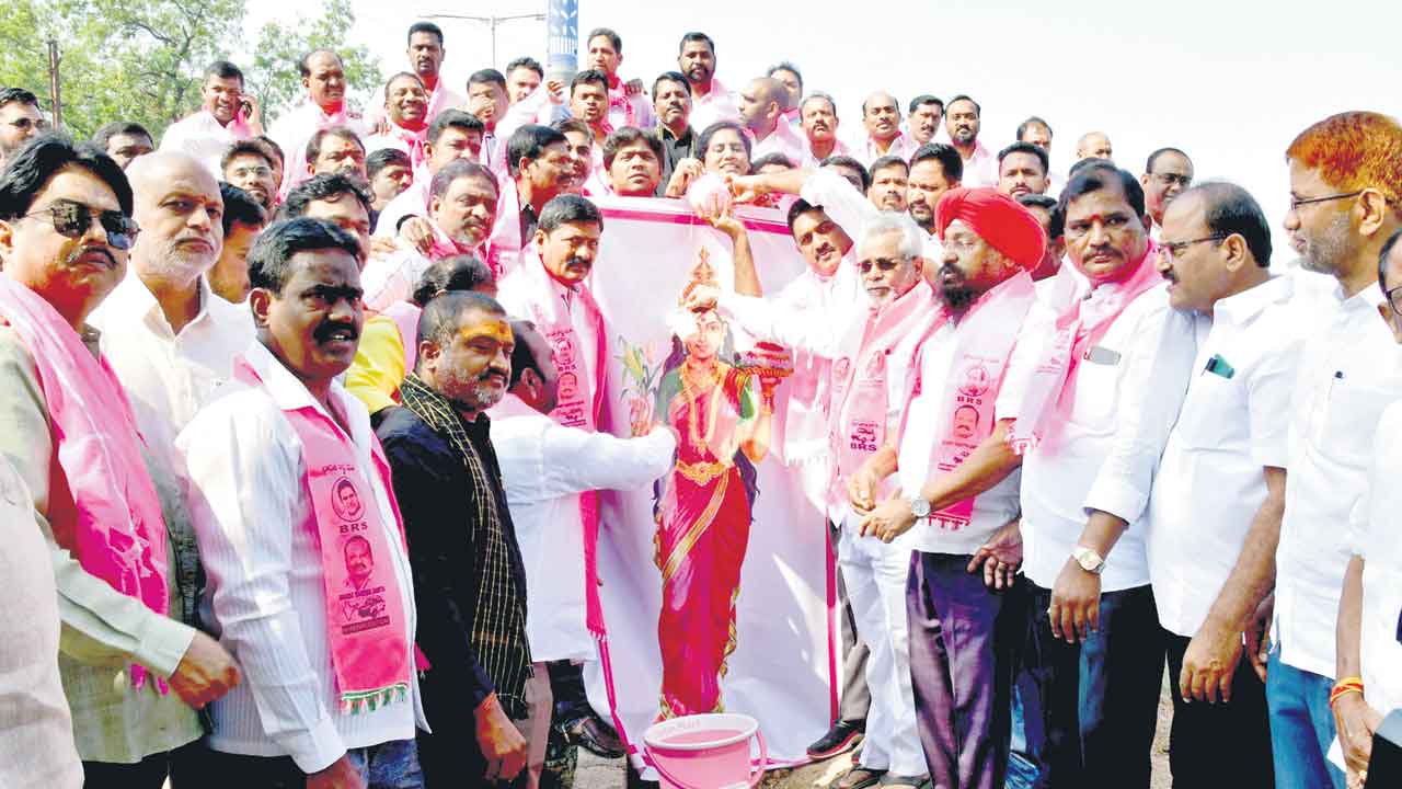 తల్లీ వందనం.. తెలంగాణ తల్లి విగ్రహాలకు గులాబీదళం పాలాభిషేకం