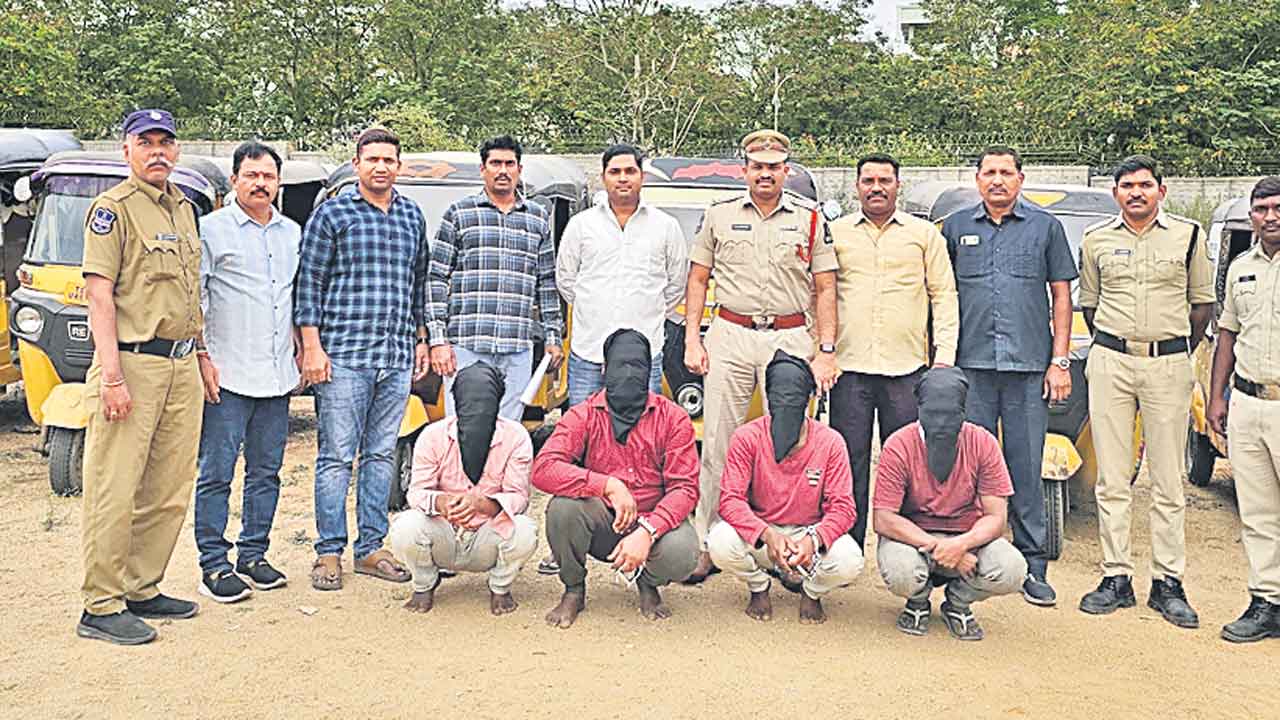 పార్కింగ్‌చేసిన ఆటోలు అపహరణ