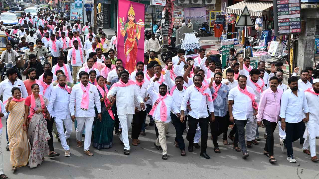 తెలంగాణ తల్లికి క్షీరాభిషేకాలు.. కాంగ్రెస్‌ సర్కారు నిర్వాకానికి బీఆర్‌ఎస్‌ నిరసన
