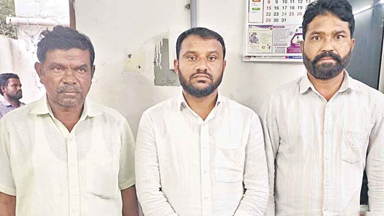 ఫోర్జరీ డాక్యుమెంట్లతో ప్లాట్లు విక్రయం