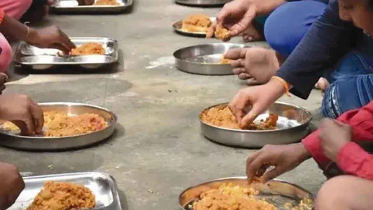 ఆదర్శ పాఠశాలలో ఫుడ్‌ పాయిజన్‌.. ఐదుగురు విద్యార్థినులకు అస్వస్థత