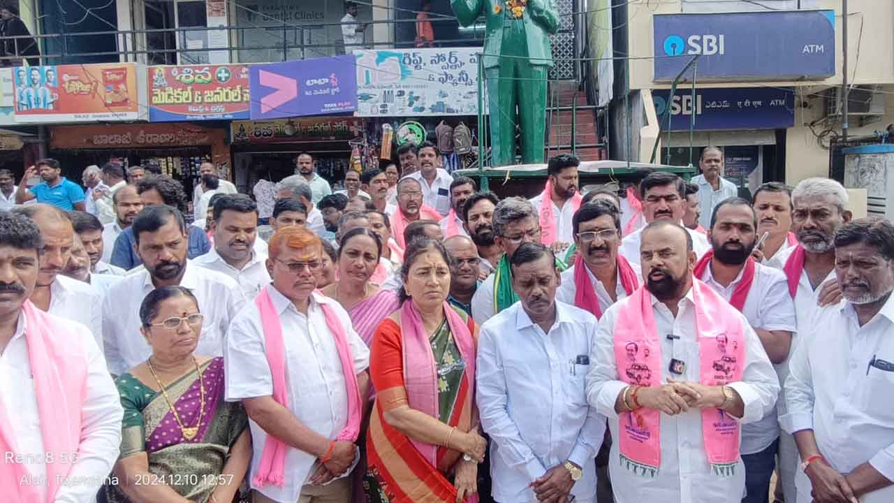 పోలీస్‌ స్టేషన్‌లా.. కాంగ్రెస్‌ పార్టీ కార్యాలయాలా?