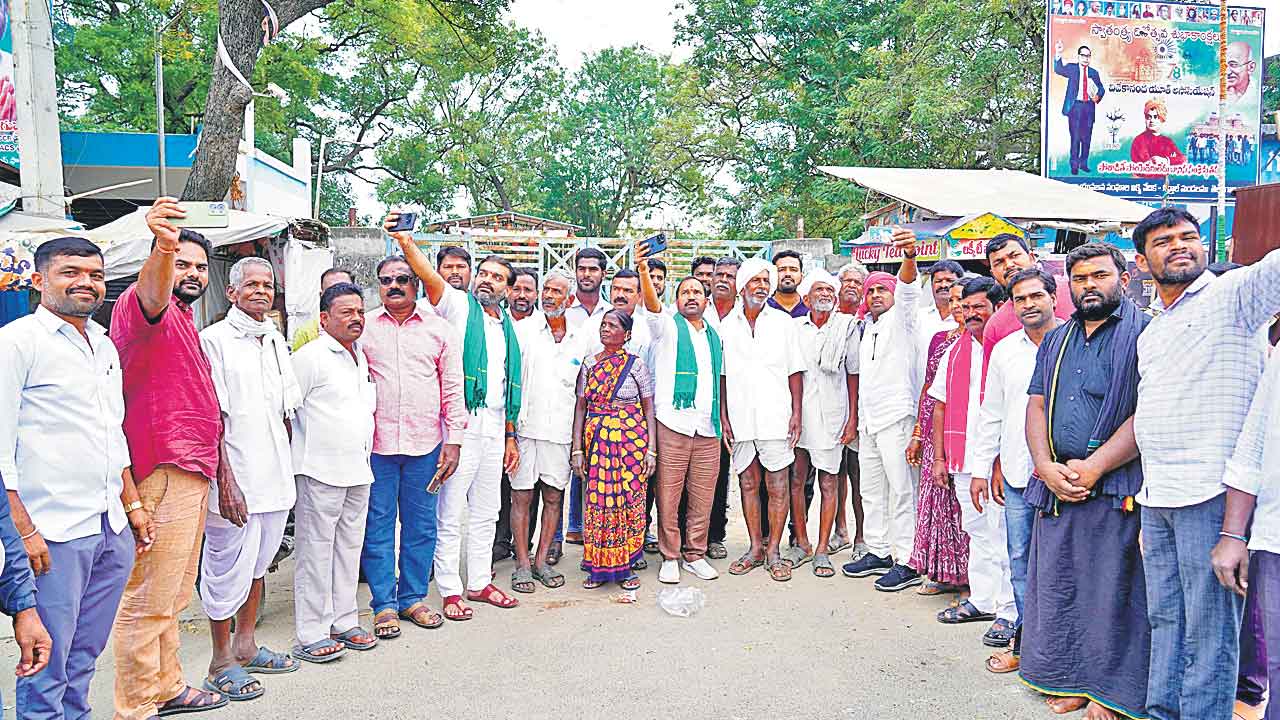 రైతులను మోసగించి విజయోత్సవాలా?