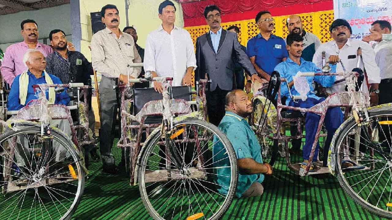 దివ్యాంగుల సమస్యల పరిష్కారానికి కృషి