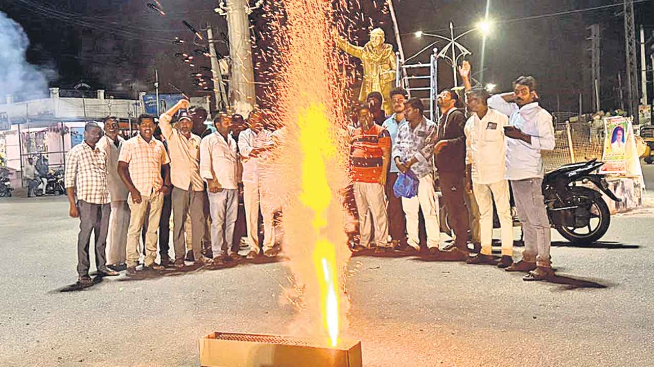 రైతులకు బెయిల్‌.. హోరెత్తిన సంబురాలు