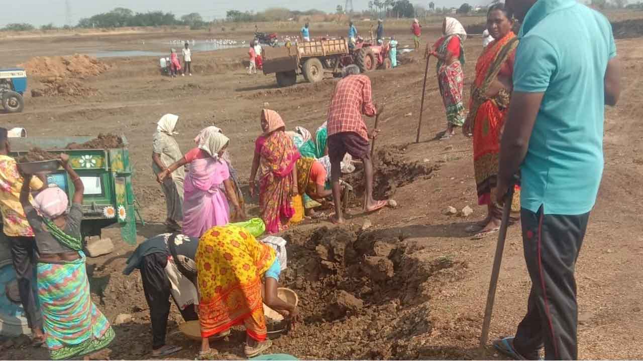 అతివలకు ఉపాధి హామీ