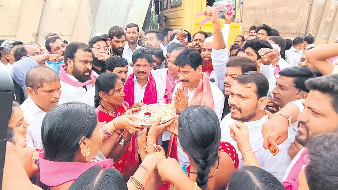 వీర తిలకం దిద్ది, మంగళహారతుల్చి