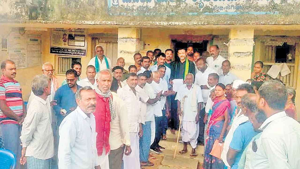 సూరమ్మ చెరువు కుడి కాలువకు మేం భూములియ్యం: గోవిందారం రైతులు