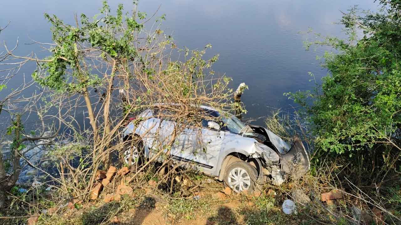 జలాల్‌పూర్‌ చెరువులోకి దూసుకెళ్లిన కారు