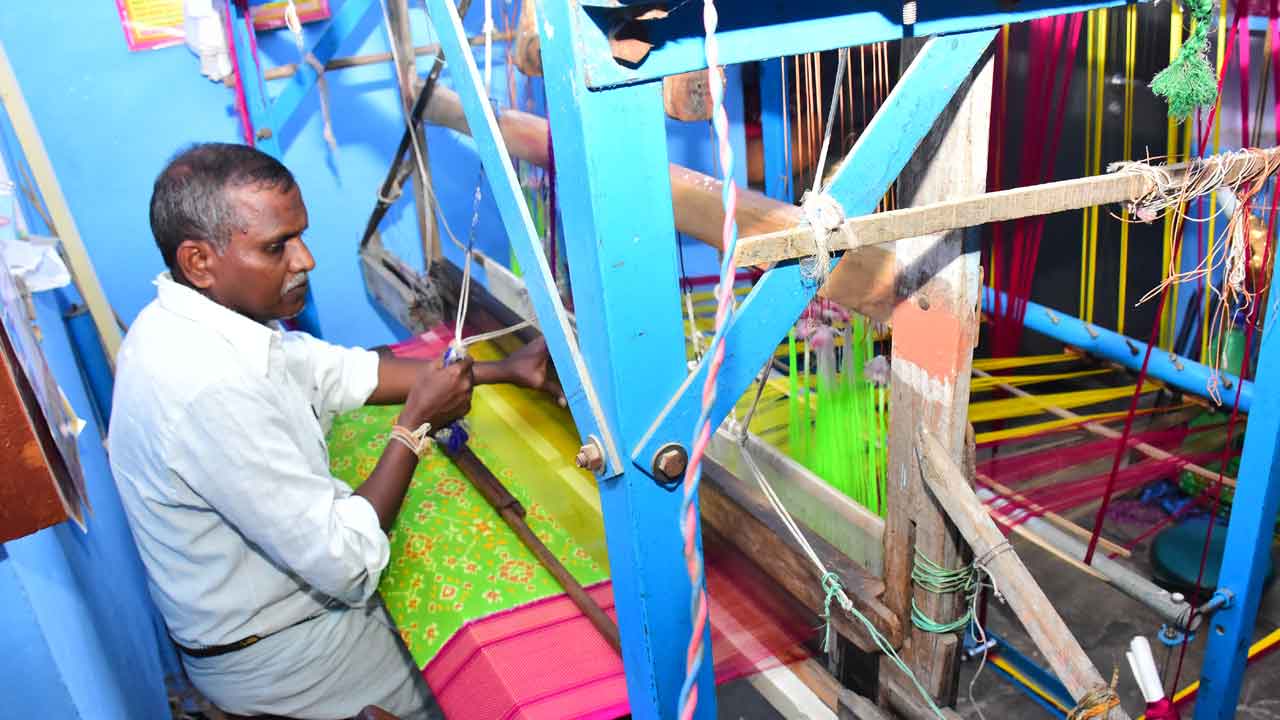 చేనేత పొదుపు పై నీలినీడలు