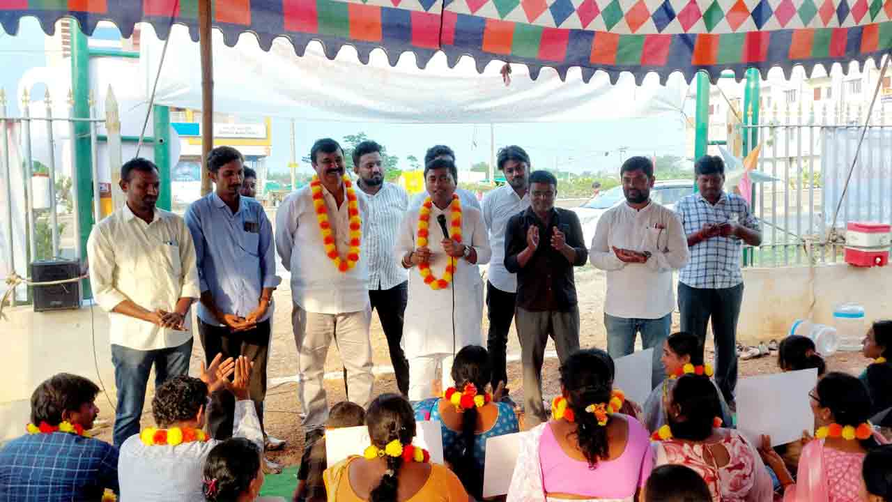 ఎస్‌ఎస్‌ఏ ఉద్యోగులకు బీఆర్‌ఎస్‌ నేతల సంఘీభావం