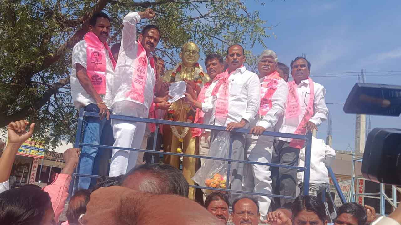 రైతులను ఒప్పించి పొలాలను తీసుకోవాలి