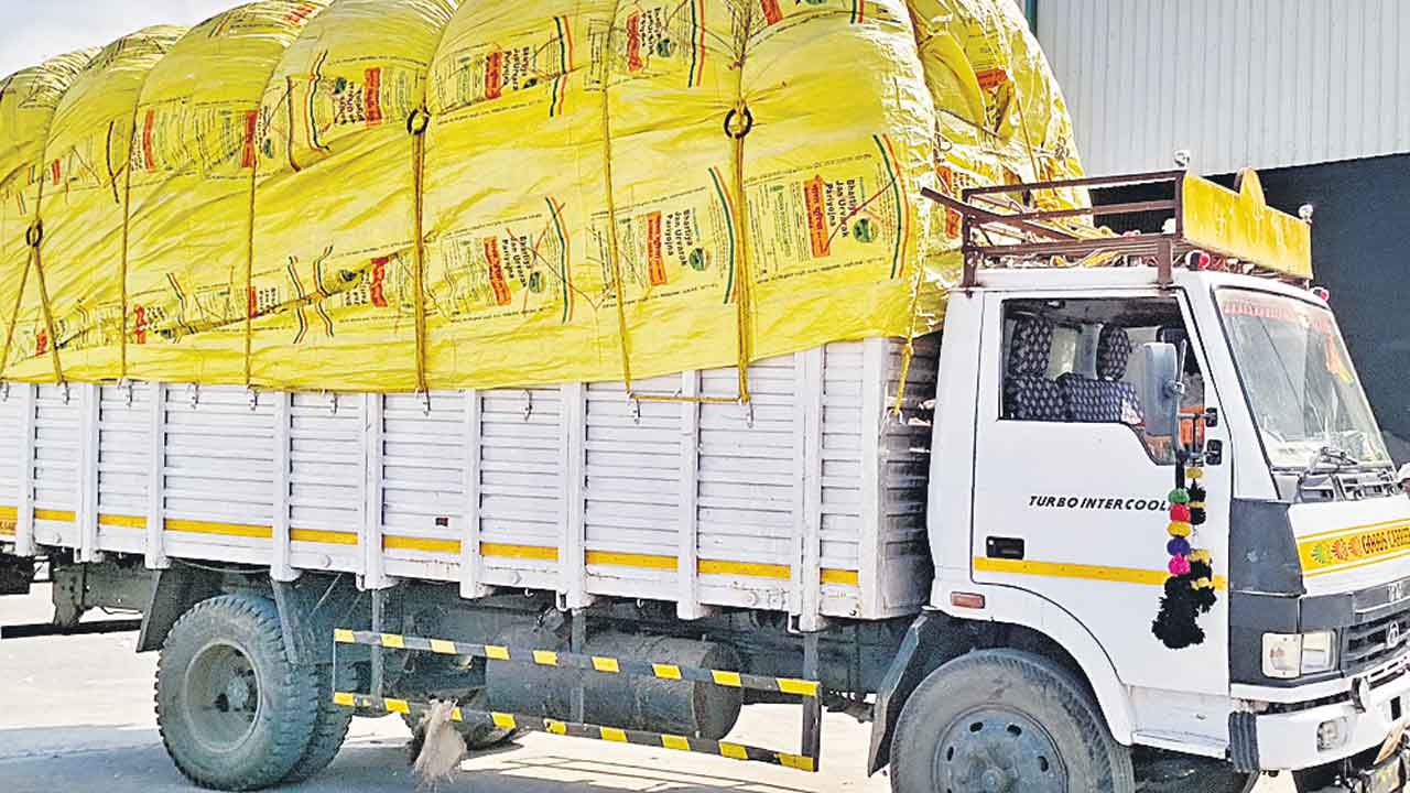 పత్తి మిల్లుల్లో దళారుల దందా