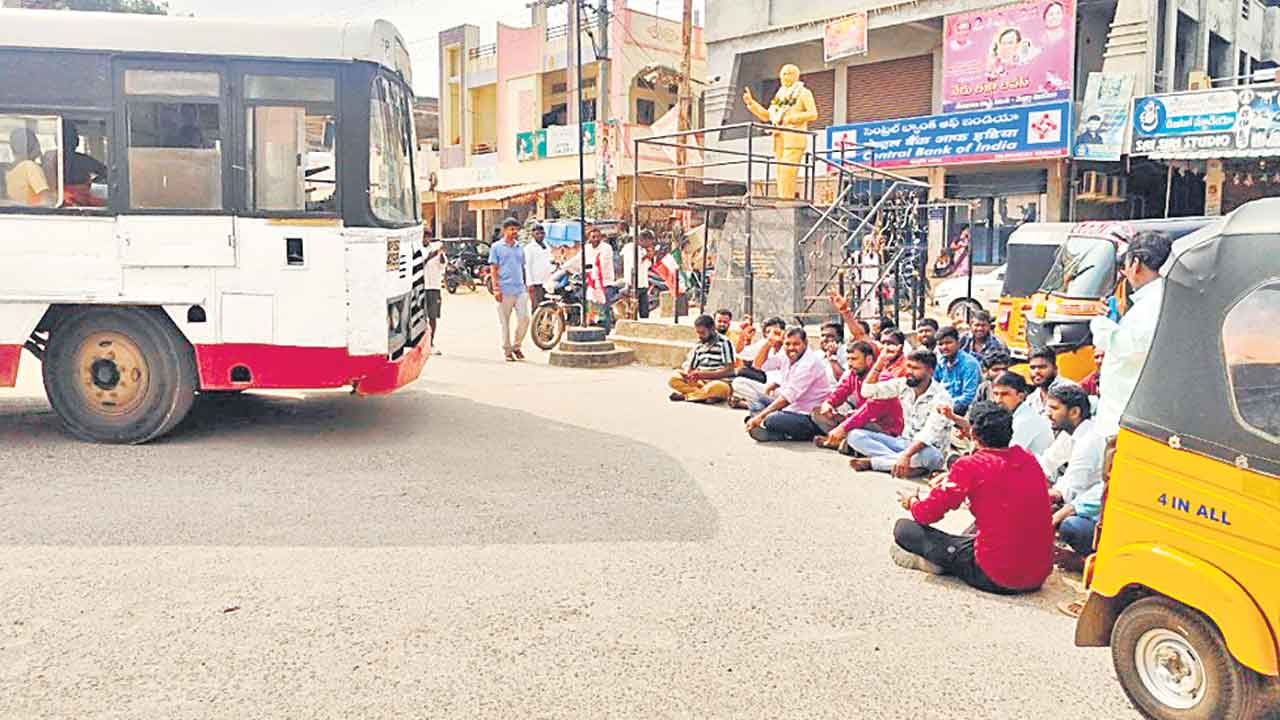 ఆటోడ్రైవర్ల పొట్టకొడుతున్న ప్రభుత్వం