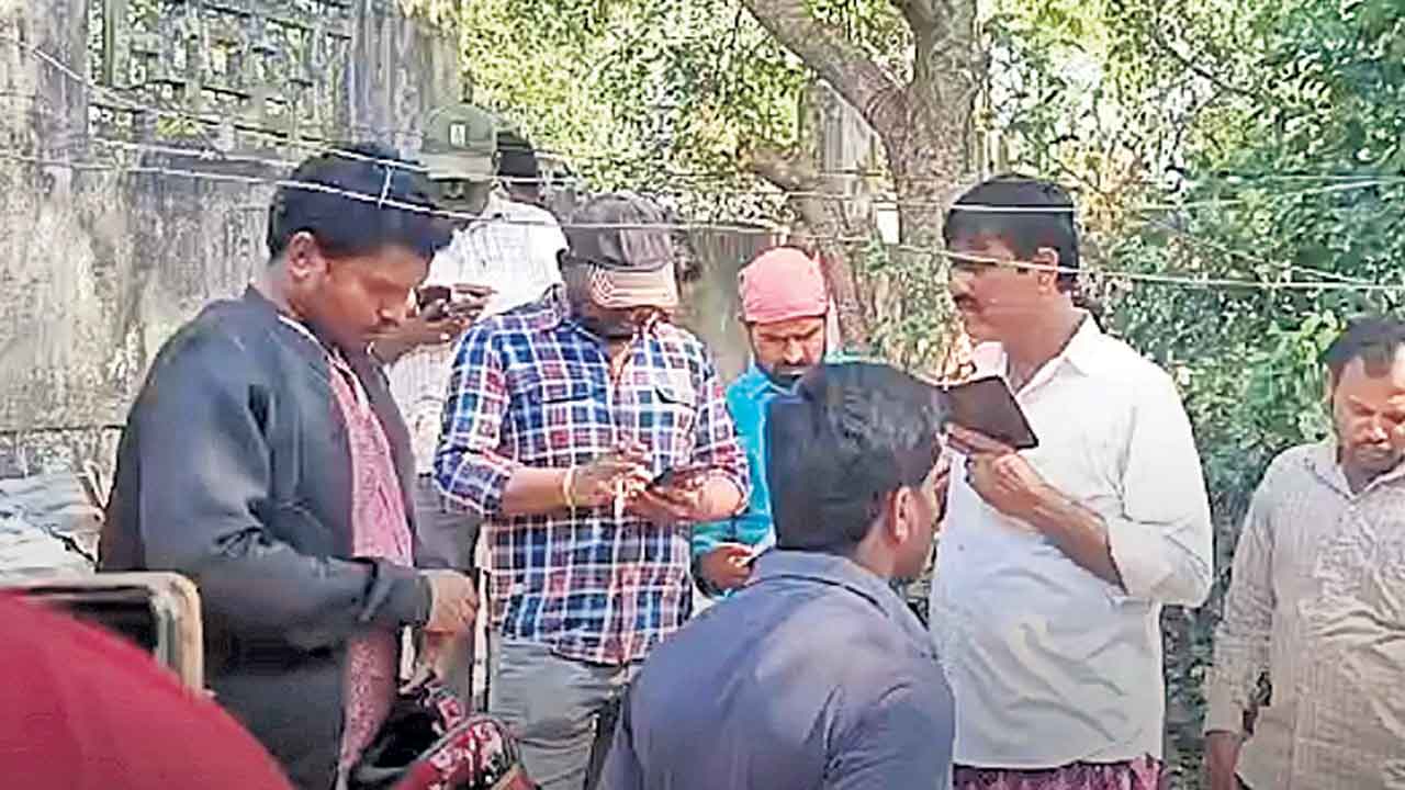 Jubilee Hills | గుడిసెలు తొలగించుకుంటారా.. హైడ్రాను పిలవమంటారా.. జూబ్లీహిల్స్‌లో రెవెన్యూ అధికారుల హల్‌చల్‌