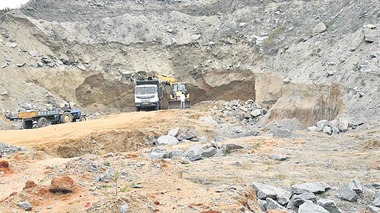 కరుగుతున్న గుట్టలు.. ఉమ్మడి మెదక్‌ జిల్లాలో జోరుగా మట్టి అక్రమ దందా